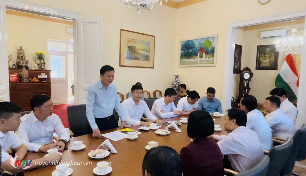 省人民委员会常务副主席与越南驻匈牙利大使馆举行工作会谈。