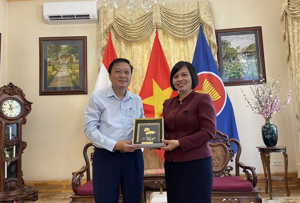 省人民委员会常务副主席向越南驻匈牙利大使馆赠送纪念品。