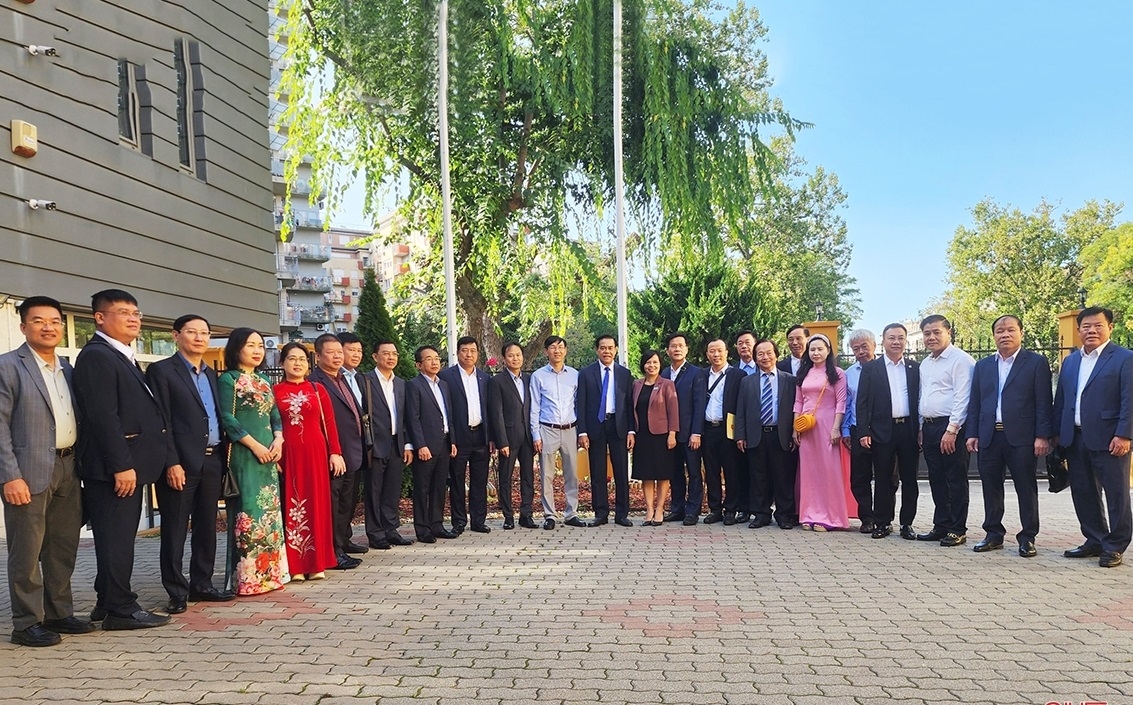 河静省高级工作代表团与越南驻匈牙利大使馆代表团合影留念。