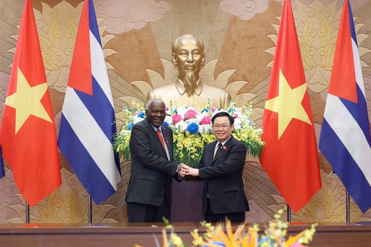 9月27日，越南国会主席王廷惠会见来访问越南并出席古巴领袖菲德尔·卡斯特罗访问越南南方解放区50周年庆典的古巴国会主席埃斯特万. 拉索.埃尔南德斯。（图：越通社）