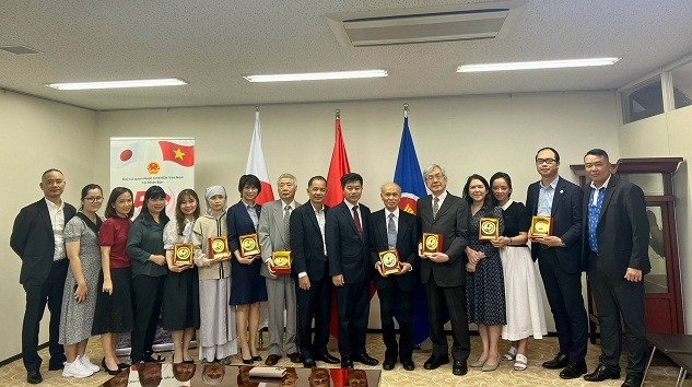 胡志明市工作代表团在越南驻日本大使馆总部会见越南人社群。（图：组委会）