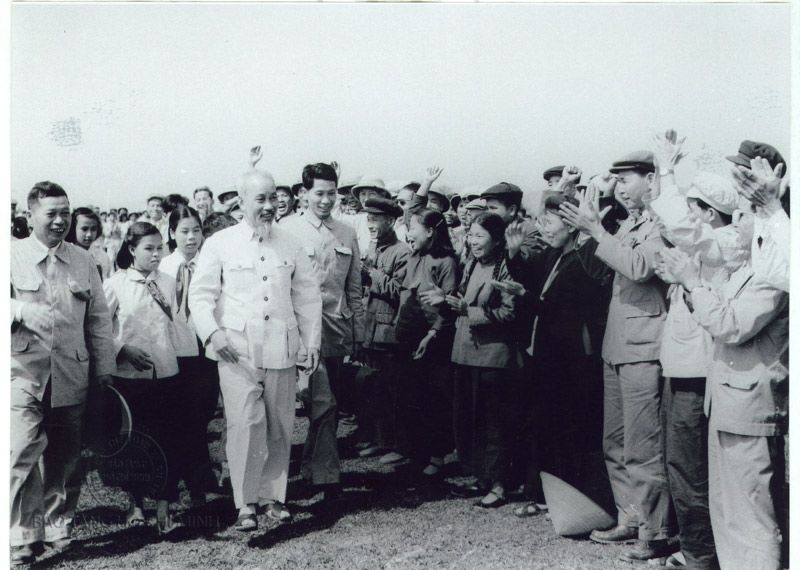 1960年2月19日至20日，海宁省各族人民热烈欢迎胡志明主席来访。（图：胡志明博物馆）
