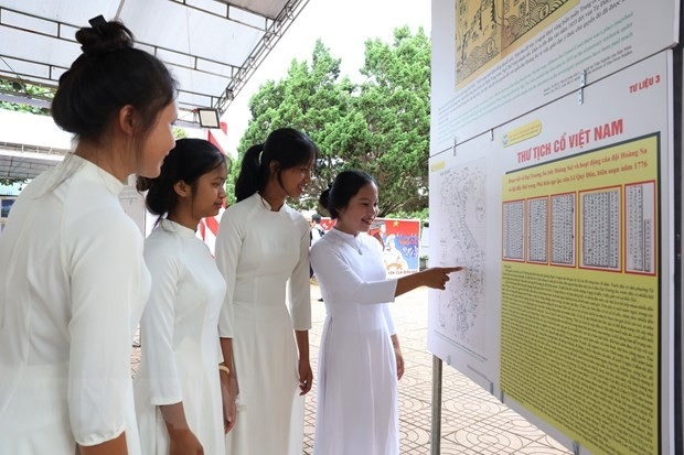 学生通过“黄沙和长沙属于越南——历史证据和法律依据” 流动展览了解历史。（图：俊英/越通社）