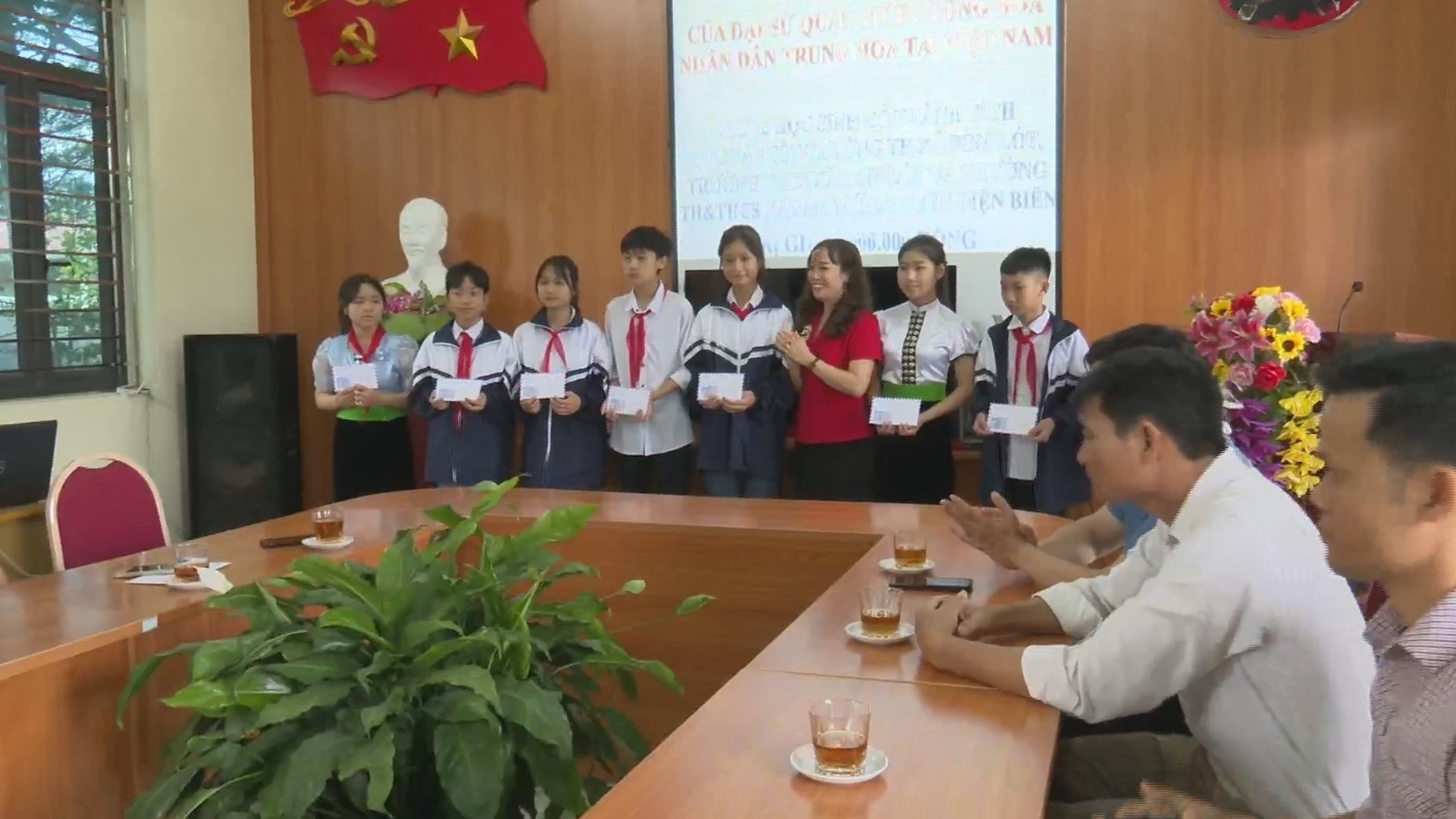 本次奠边县泡律社和参门社的15名困难学生获得了奖学金。