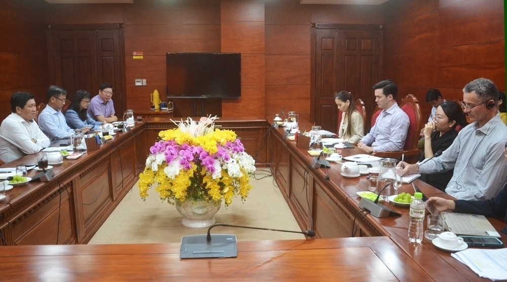 省人民委员会副主席黎文史（左）希望工作代表团协助金瓯省投入应对气候变化项目。