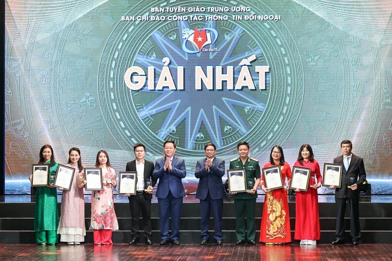 越南政府总理范明政为作者颁发一等奖。（图：何文/ https://baochinhphu.vn）