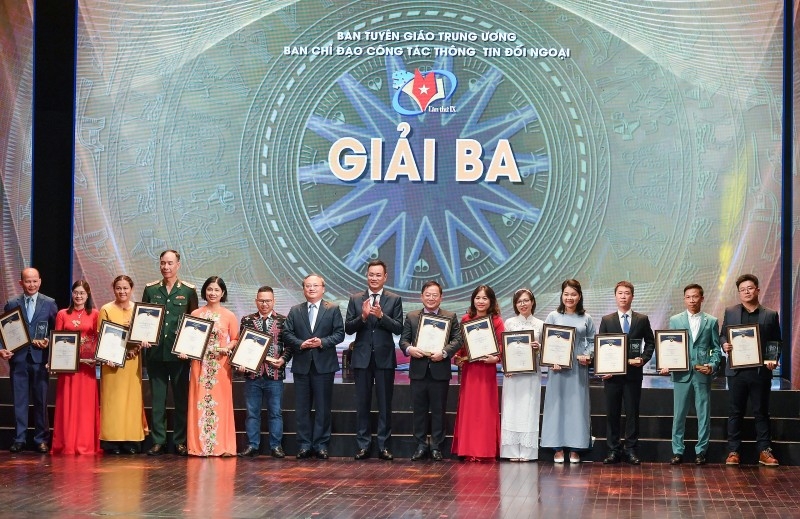 《时代》杂志作者组代表（右四）与荣获第九届全国对外新闻奖三等奖的作者们。（图：越通社）