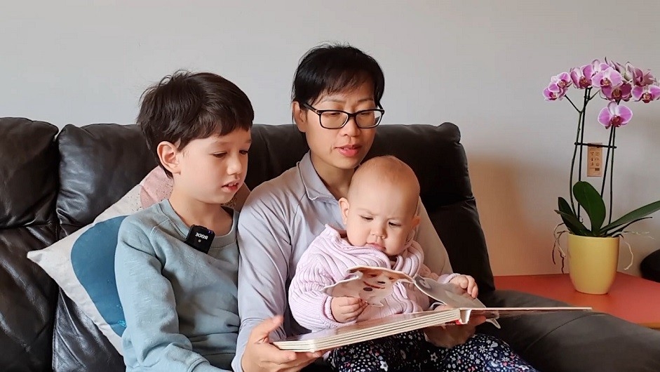 陶女士一边向她的两个孩子教授越南语，一边为她的 YouTube 频道拍视频。（图：NVCC）