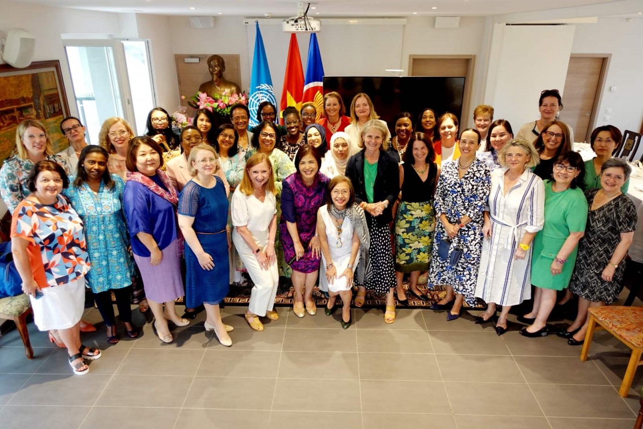 黎氏雪梅大使与女大使、日内瓦多个国际组织的代表团团长和女领导人举行交流活动，旨在促进妇女参加外交和多边活动（2023年7月18日）。（图：越南驻日内瓦代表团）