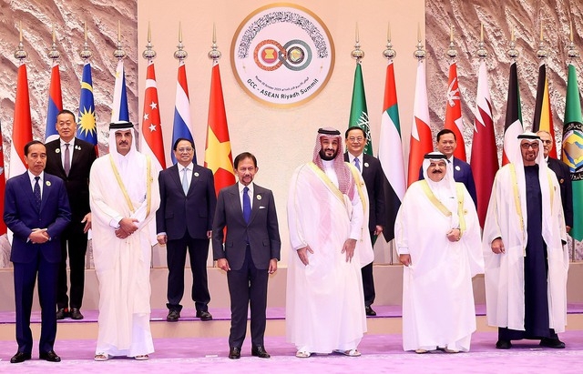 沙特阿拉伯首相兼王储穆罕默德·本·萨勒曼（Mohammed bin Salman）欢迎范明正总理及代表团团长出席会议。（图：VGP）