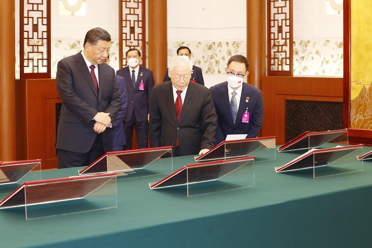 越共中央总书记阮富仲与中共中央总书记习近平见证两国有关部门和地方签署的13项合作文件。