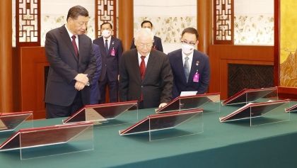 越中签署13项合作文件