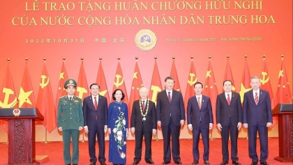 越共中央总书记阮富仲出席仪式 接受中华人民共和国友谊勋章