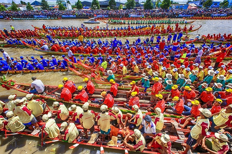 高棉族同胞的赛龙舟活动。