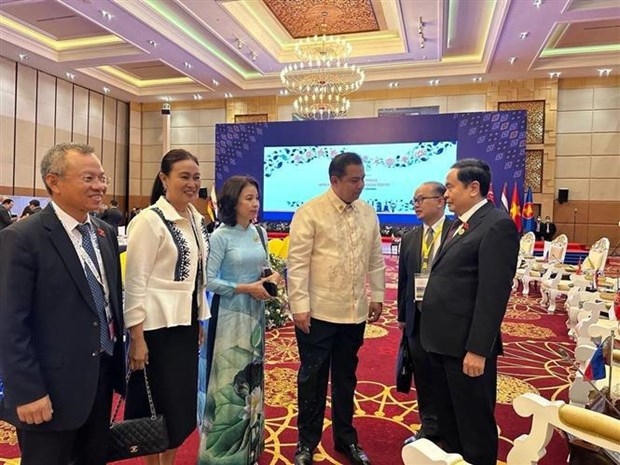 越南和菲律宾领导在东盟-东盟议会联盟领导人会晤间隙交换意见。