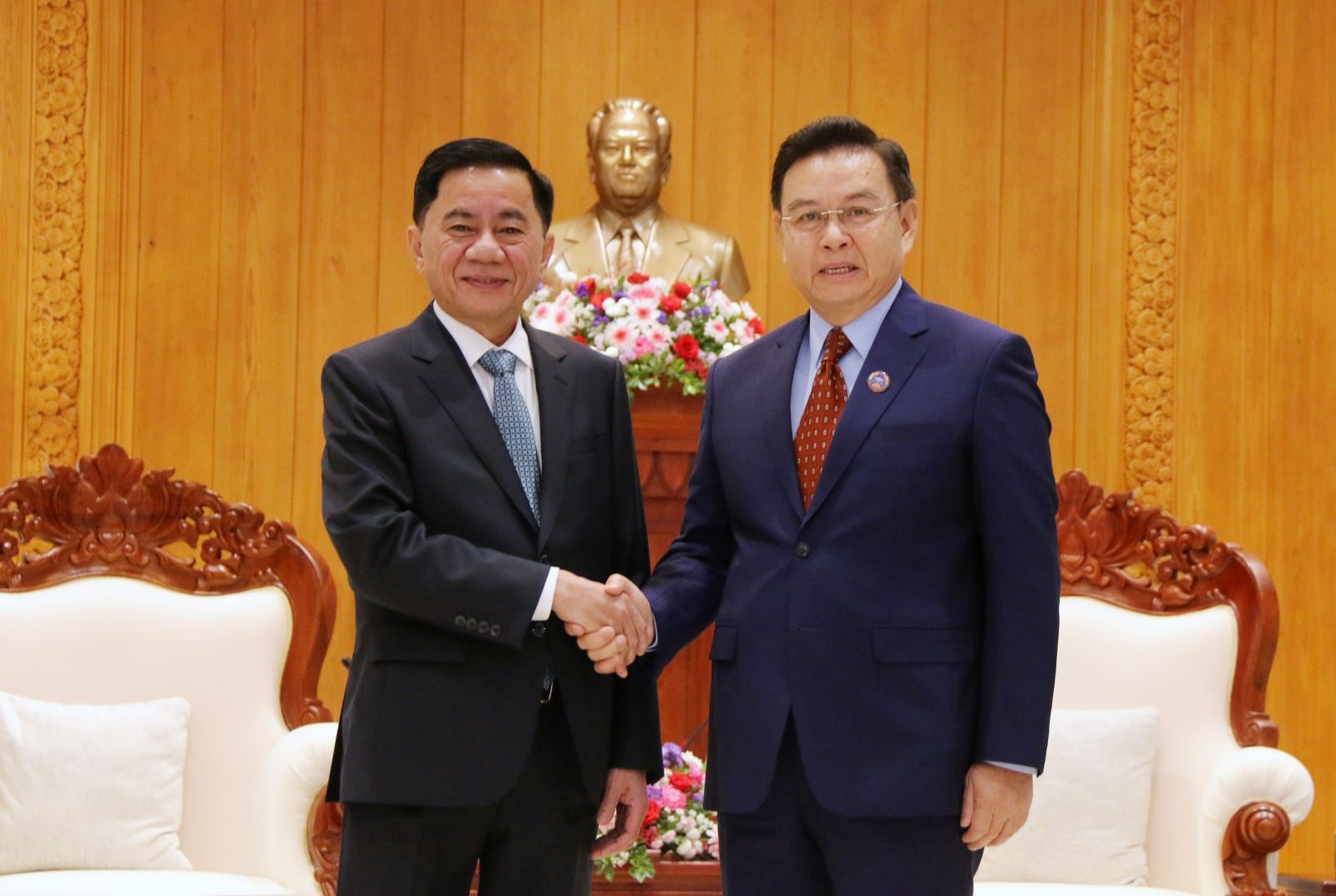老挝国会主席赛宋蓬·丰威汉会见越共中央政治局委员、中央书记处书记、中央检查委员会主任陈锦绣。