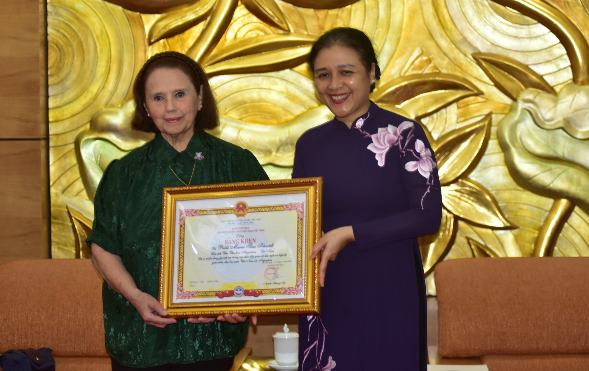 越南友好组织联合会（VUFO）主席阮芳娥向阿越文化研究院(ICAV)院长波尔迪·索萨(Poldi María Sosa Schmidt)颁发奖状。