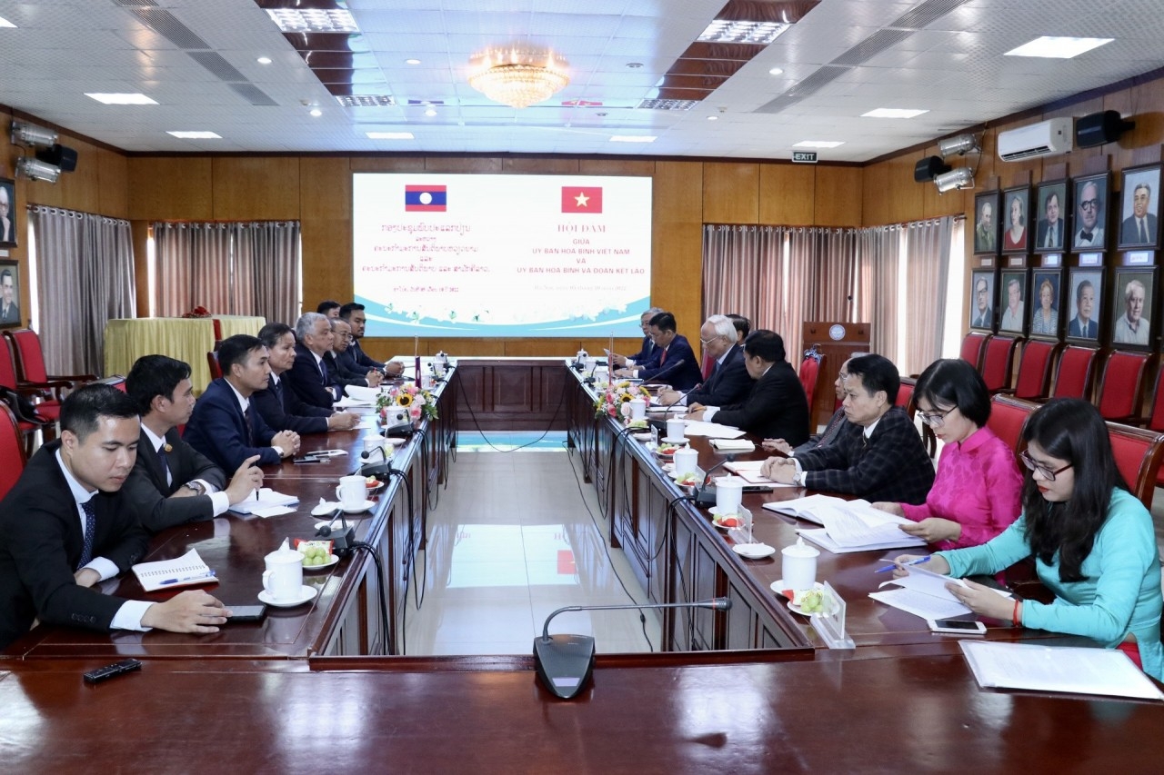 2022年10月越南和平委员会与老挝和平与团结委员会代表团举行会谈（图片：秋河）。