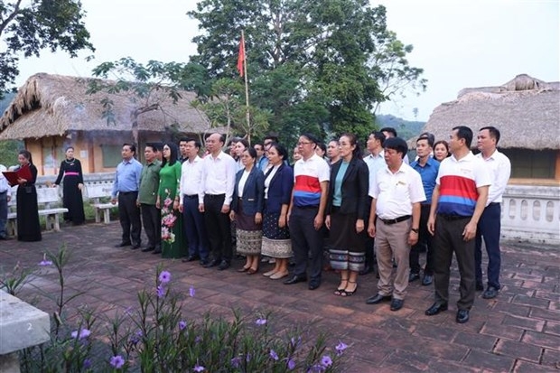 代表团参观位于定化县平成乡郎良村的阮爱国党校国家历史遗迹区。