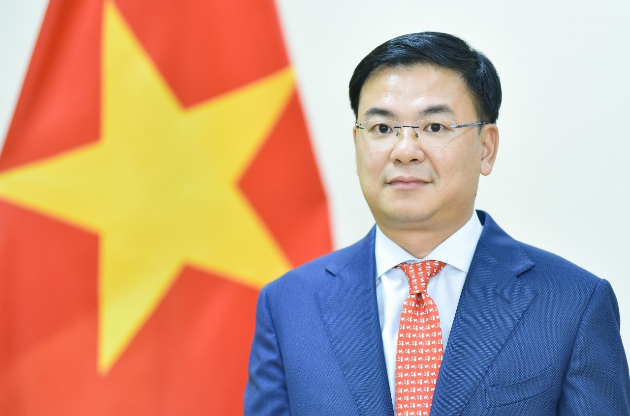 越南外交部副部长、侨务工作委员会主任范光效撰。