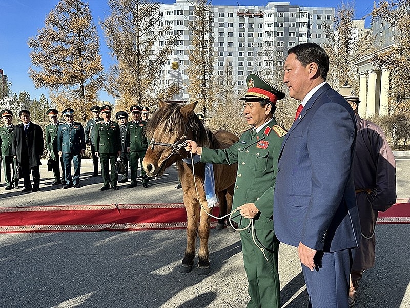 国防部长潘文江接受蒙古友人赠送的珍贵马匹（图：国防部）。