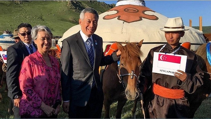 新加坡总理李显龙与蒙古总统赠送他的马。（图：PMO）