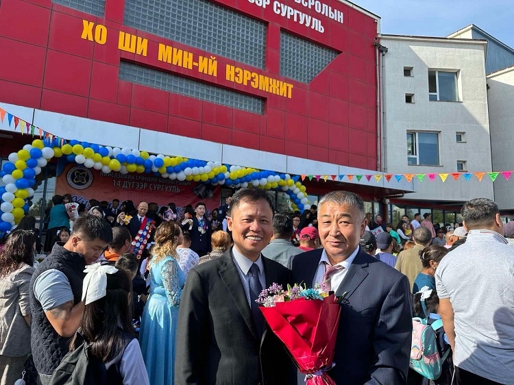 尹庆心大使（左）与蒙古首都乌兰巴托最负盛名的以胡志明主席命名的学校校长Gungaajav老师参加2023-2024新学年开学典礼。（图：越南驻蒙古大使馆）