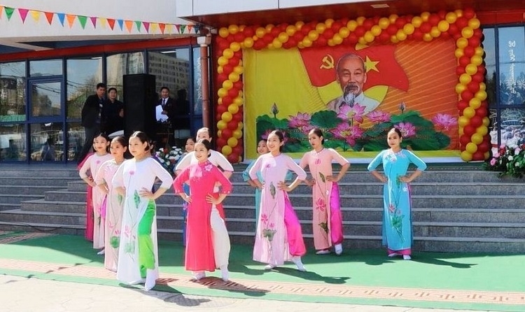 以胡志明主席命名的第14号学校学生表演文艺节目，庆祝胡志明主席诞辰。 （图：越南驻蒙古大使馆）