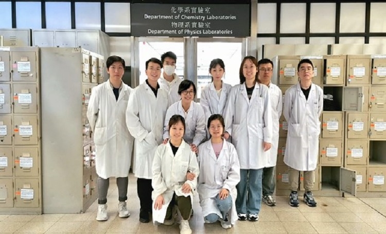 施国辉博士（左二）与香港城市大学化学系的李淑惠副教授的研究组。
