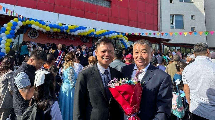 越南大使介绍蒙古首都市中心中以胡伯伯命名的学校