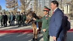 蒙古国国防部长向潘文江大将赠送特别礼物