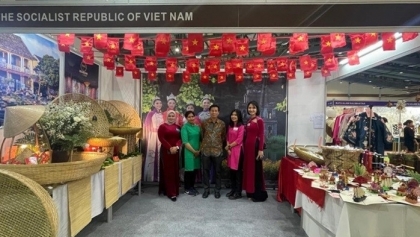越南美食在印尼第54 届年度慈善义卖会上吸引国际友人