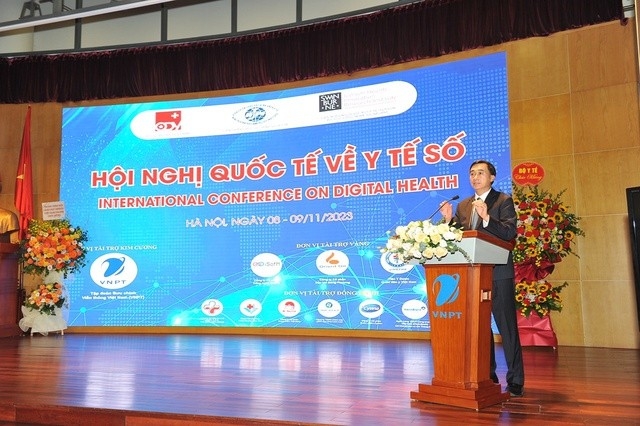 越南卫生部副部长陈文舜教授在会上发言。