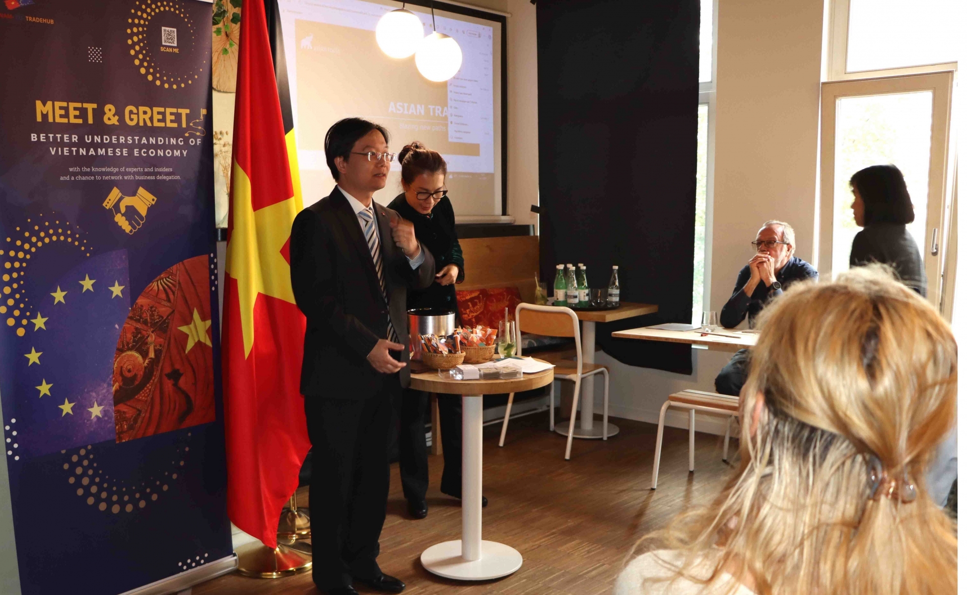 越南驻比利时和欧盟商务参赞陈玉军在研讨会上发表讲话。