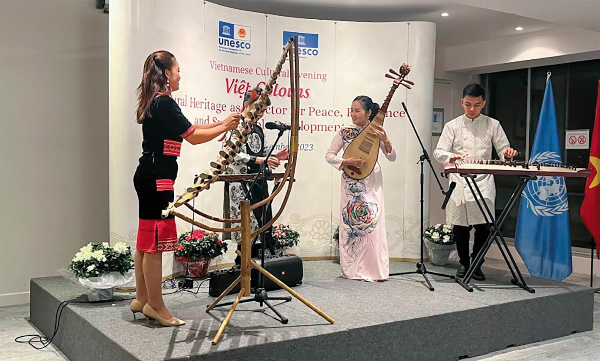 11月6日，艺术家们在“法国越南日”活动中表演越南传统乐器。（图：越通社）
