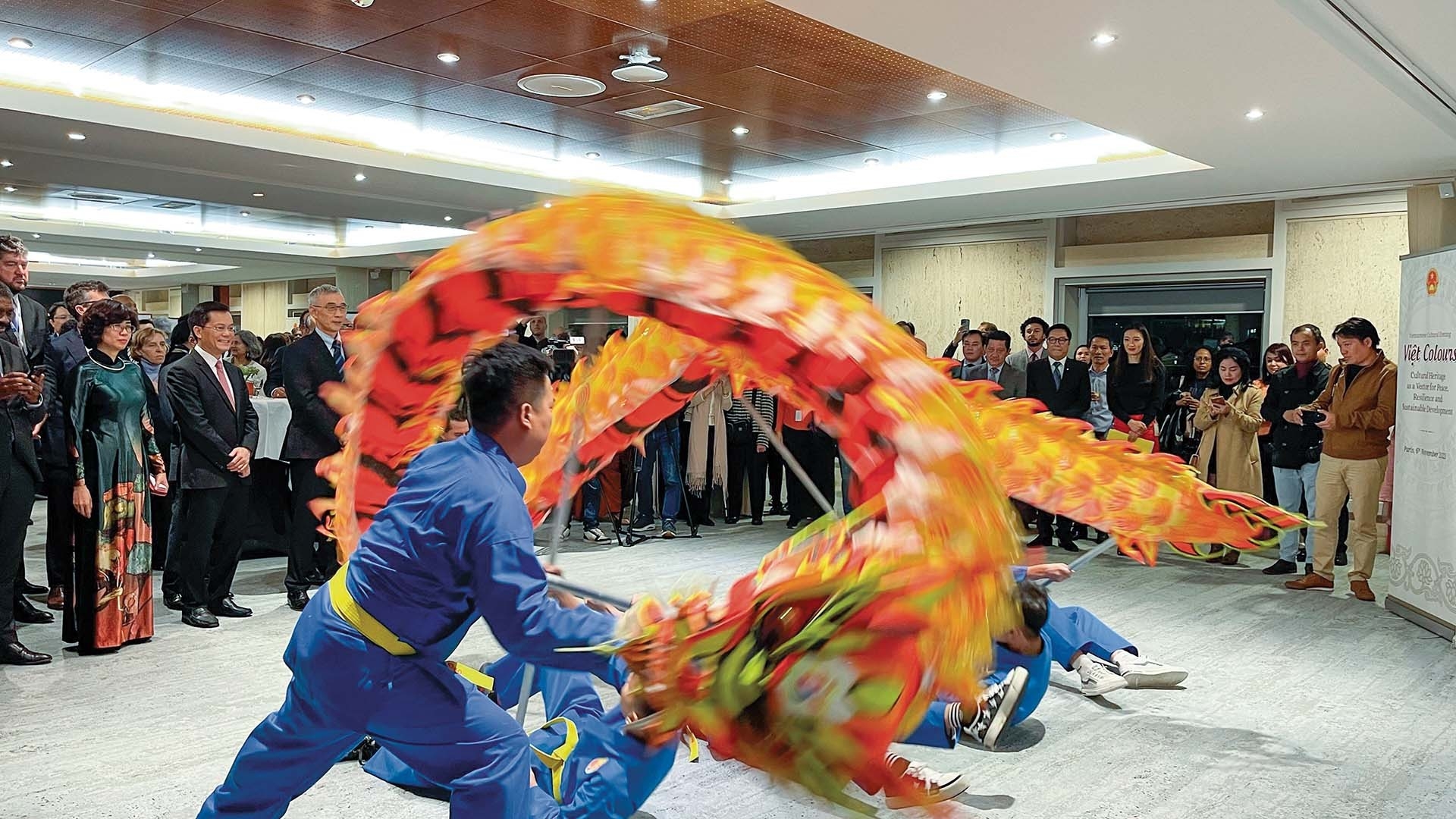在联合国教科文组织总部举行的“越南文化色彩”活动中，舞龙表演节目给许多来宾留下了深刻的印象。（图：越通社）