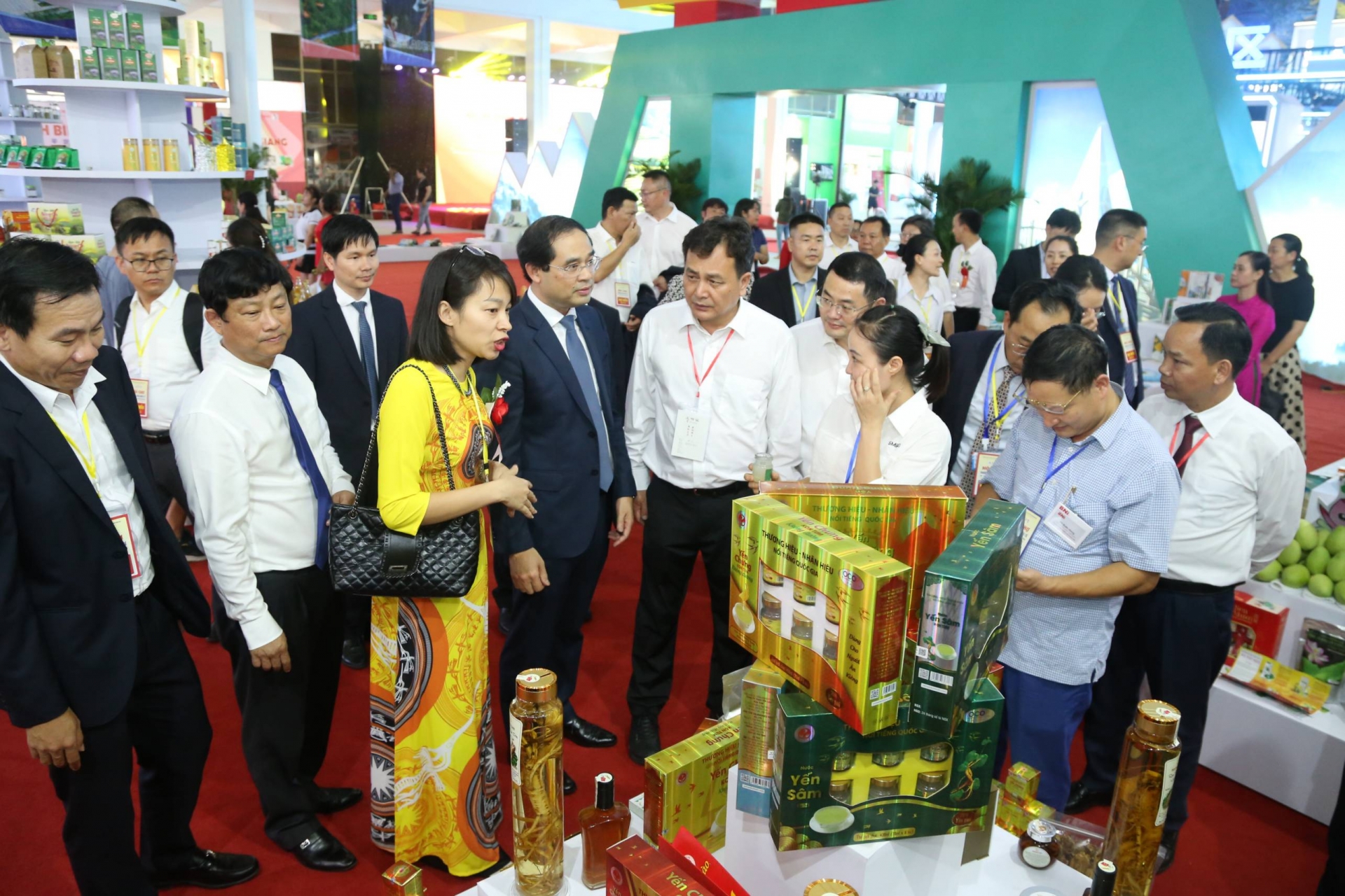 代表们参观越南和中国企业在贸易会上的展位。