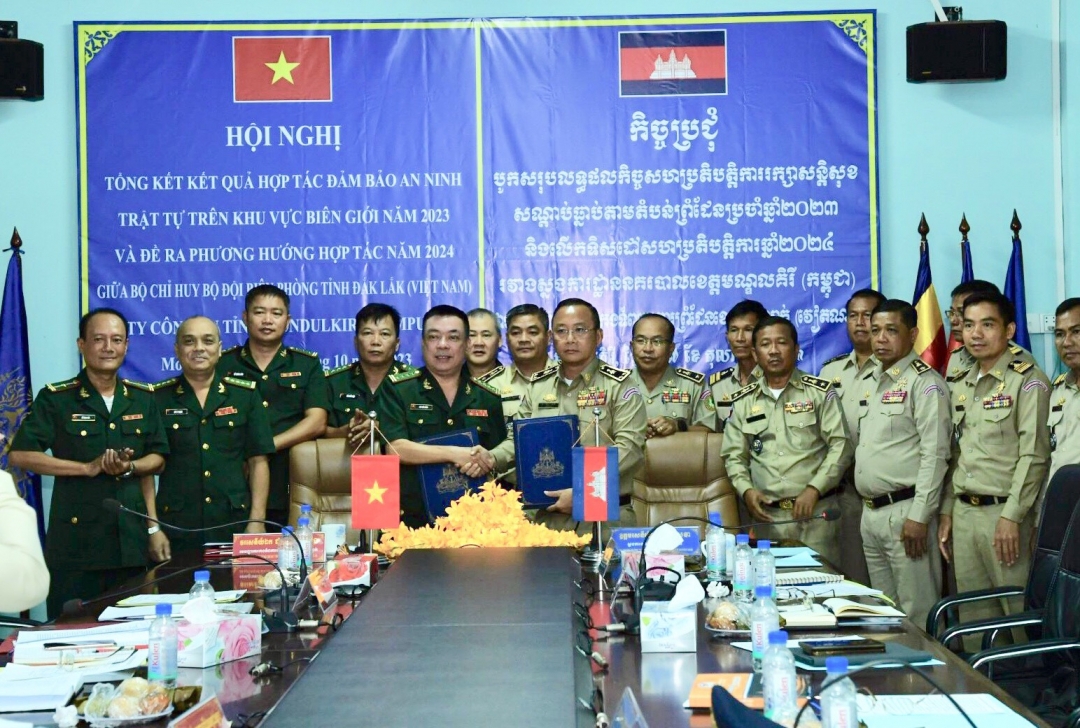 多乐省边防部队和柬埔寨蒙多基里省公安厅领导人签署会谈纪要。（图：玉麟）