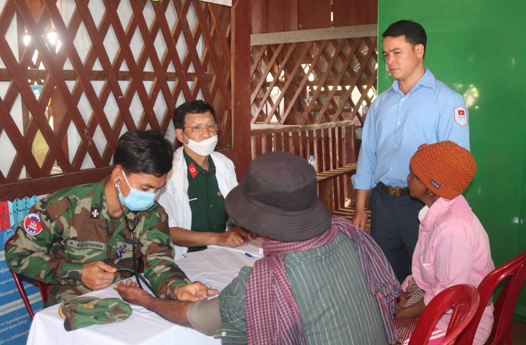 多乐省军事指挥部医生们为柬埔寨蒙多基里省贝真达县人民进行体检和发放药品。（图：潘琰）