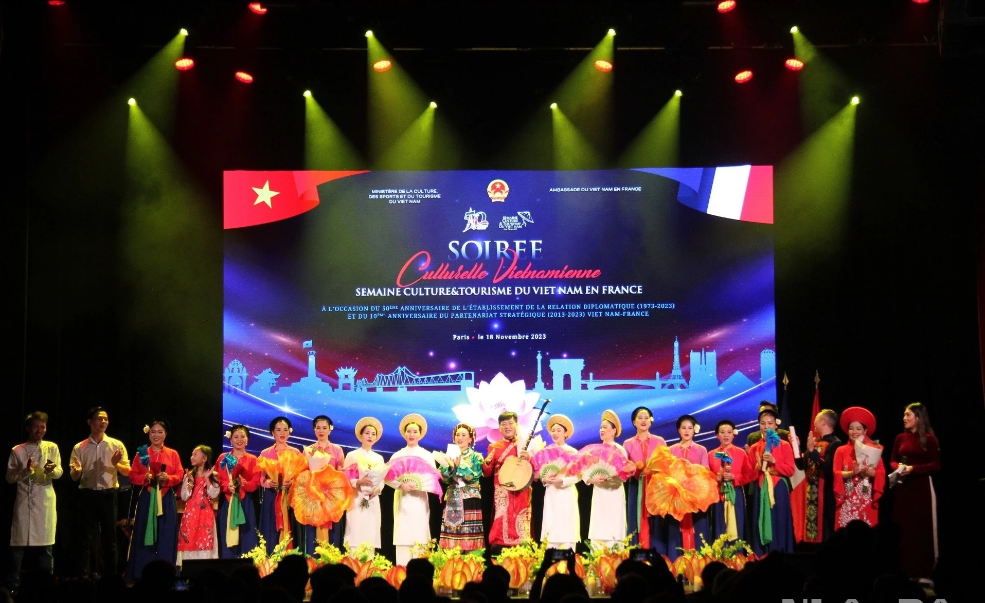 越南文化晚会在巴黎举行。