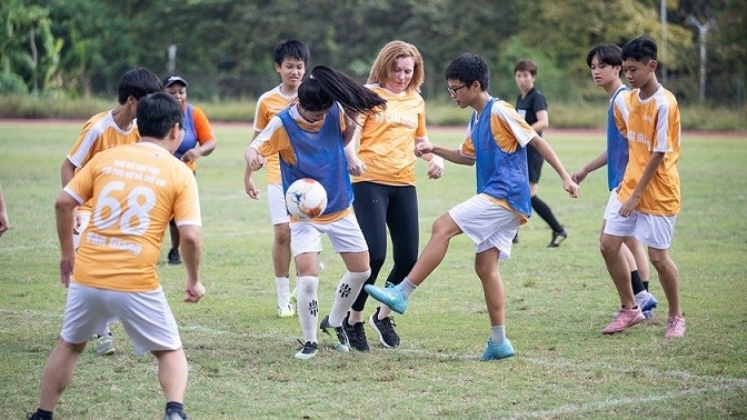点橙梦想足球友谊赛：致力于妇女和儿童的安全未来
