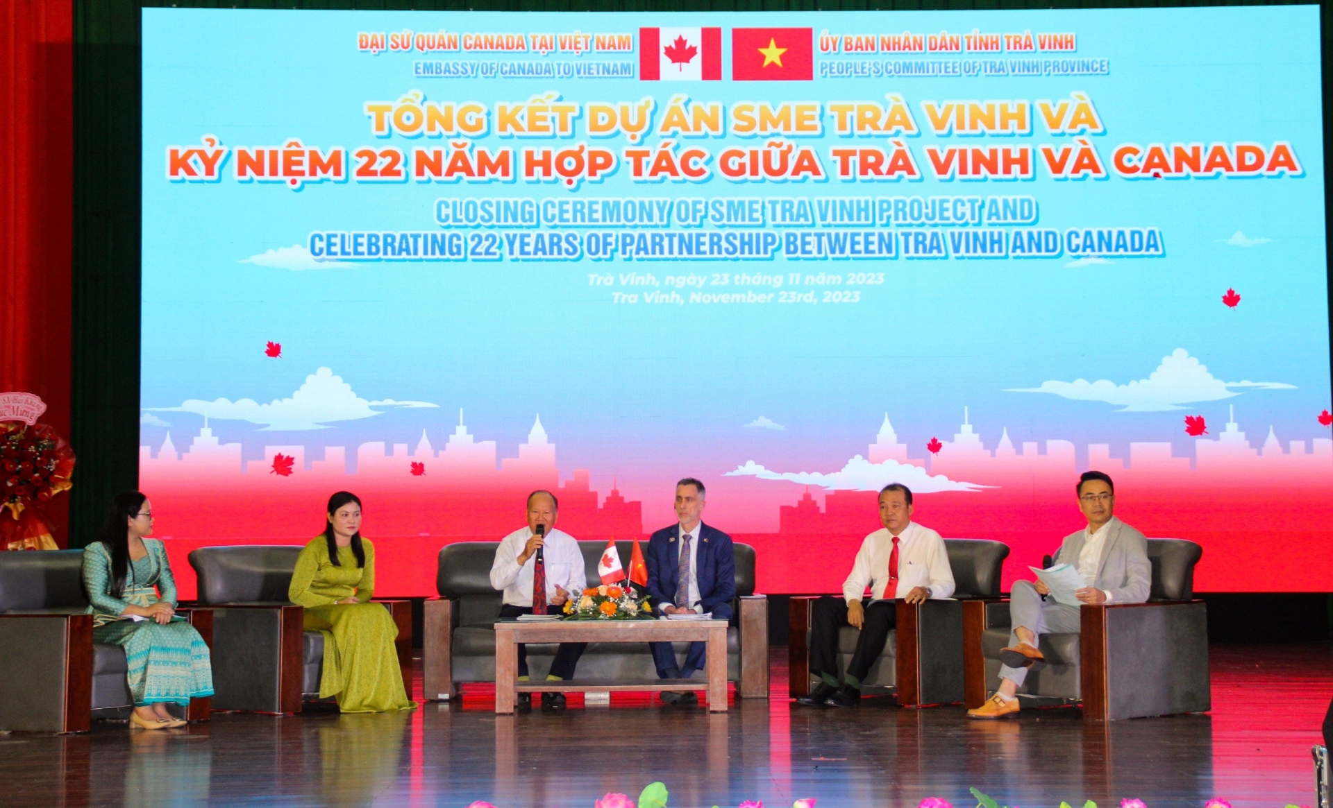 茶荣省中小型企业发展项目总结会议暨加拿大与茶荣省建立合作关系22周年庆典场景。