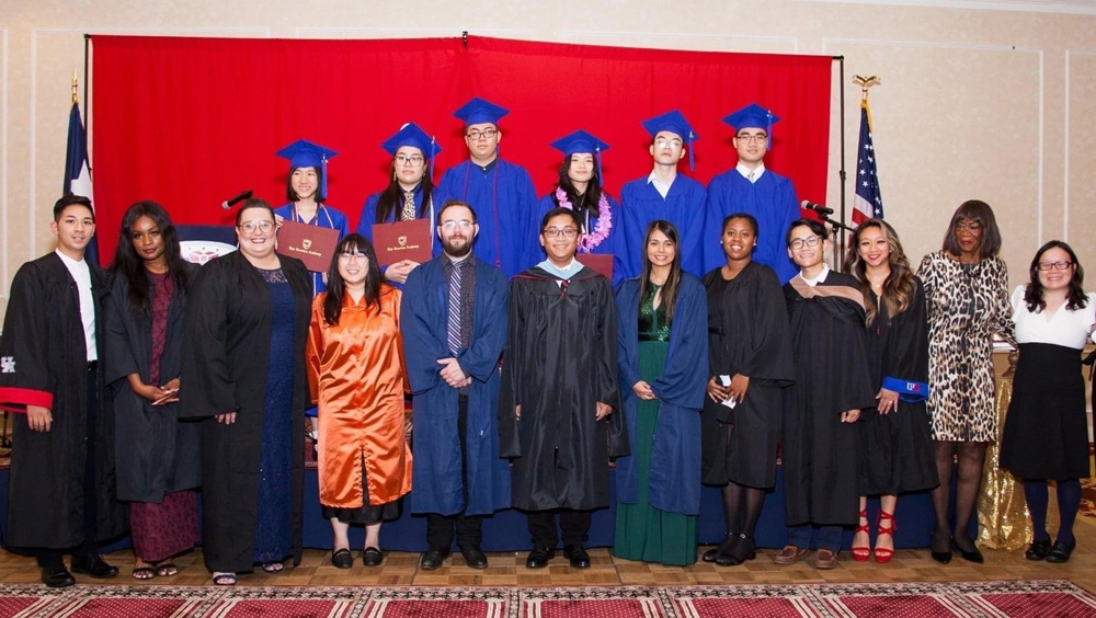 VHA 首批 6 名 12 年级学生参加 2022 年毕业典礼。