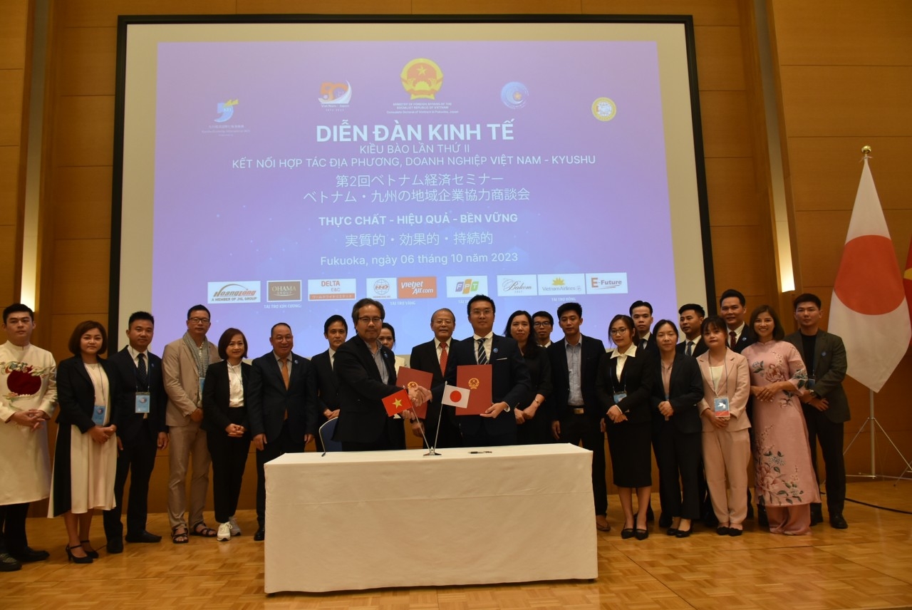 越南与日本企业在第二届越侨经济论坛——对接越南-九州地方及企业基于实质性、有效、可持续精神举行合作文件签字仪式。