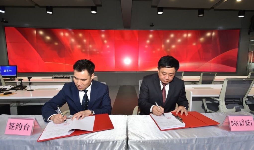 越南广宁省传媒中心与中国广西壮族自治区日报传媒集团领导签署传媒合作协议。
