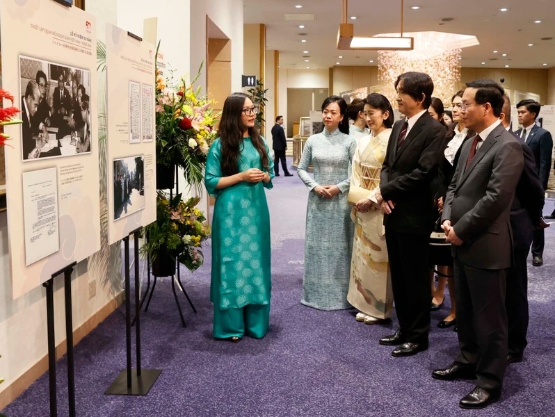双方代表参观了展示越日外交关系历史里程碑的越日建交50周年图片展。
