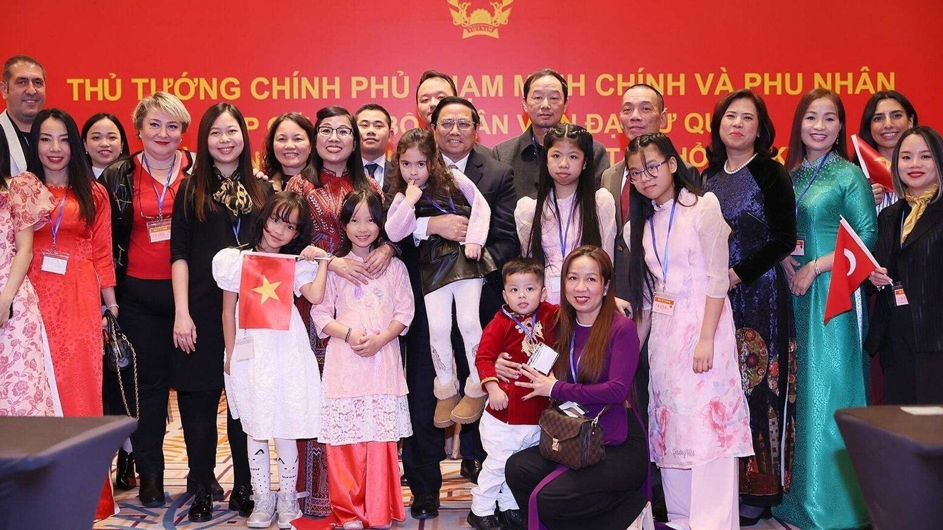 越南政府总理范明政会见越南驻土耳其大使馆工作人员和旅土越南人社群。
