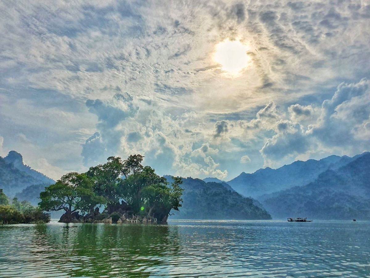 巴贝（Ba Bể）湖是越南最大的天然淡水湖之一，游客可以乘船游览该湖，观赏美丽的风景和多样的野生动植物生态系统