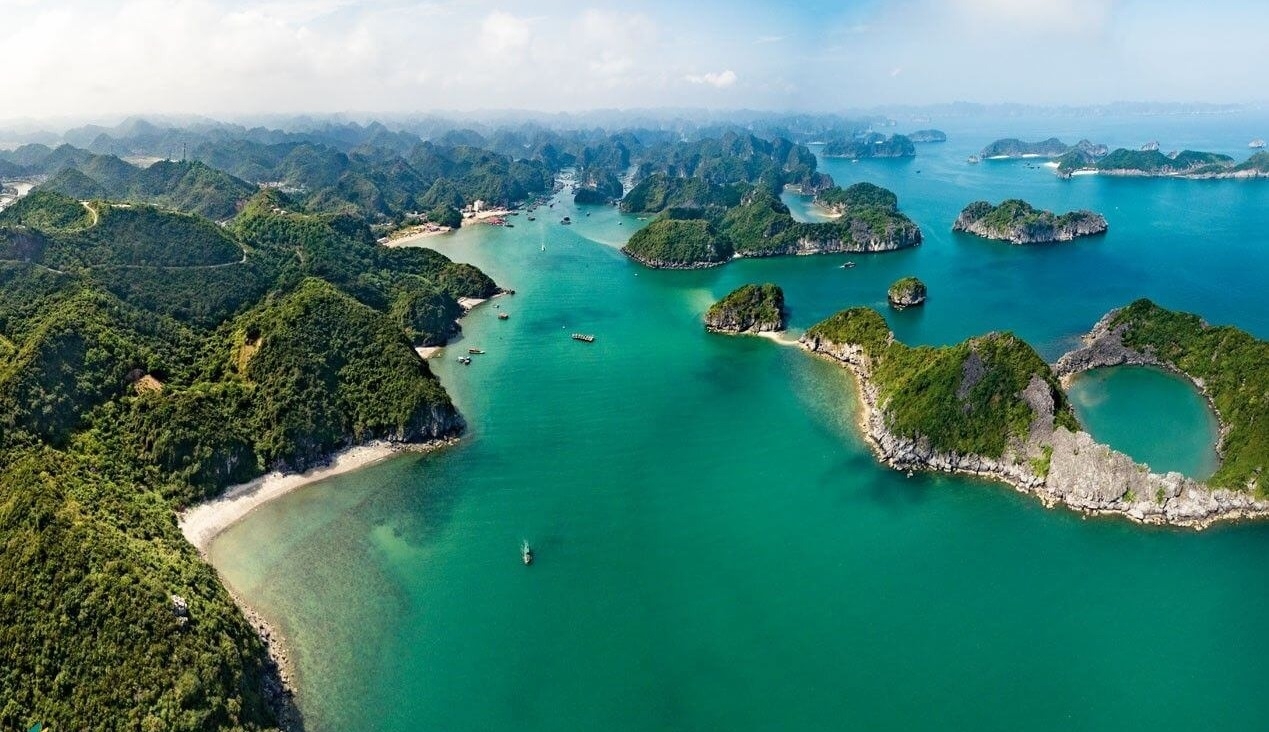 兰夏（Lan Hạ）湾是越南最美丽的隐藏宝石之一，但鲜为国际友人所知。这里拥有原始的白色沙滩和清澈碧绿的海水