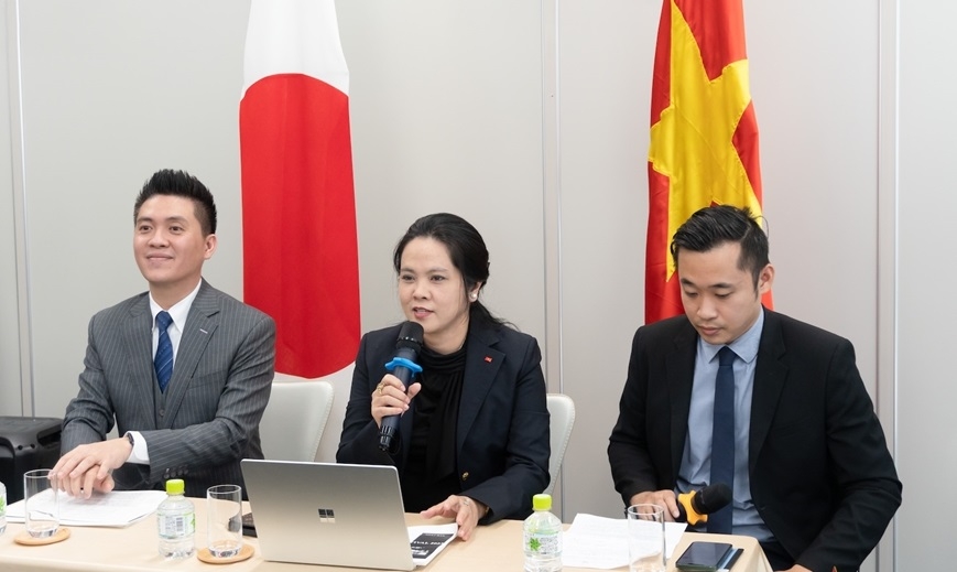 越南驻福冈总领事武支梅在新闻发布会上发言。